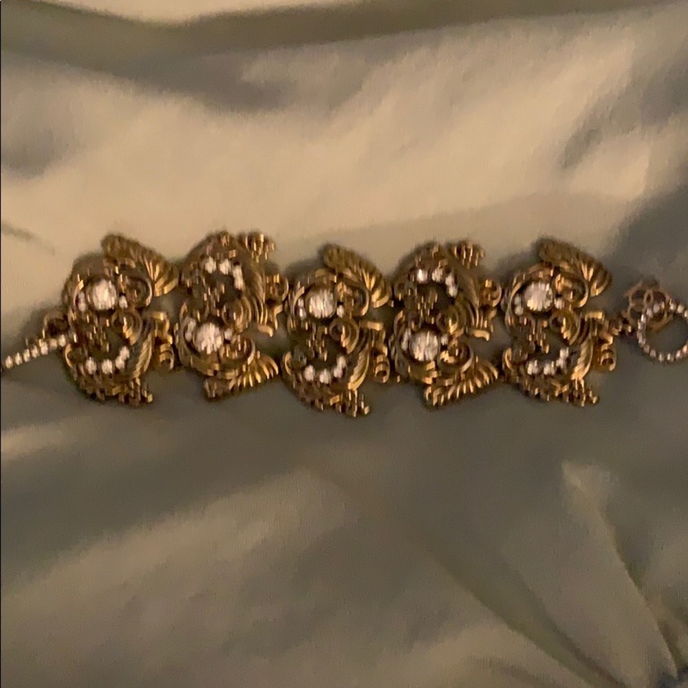 Gold bracelet with diamond stones.